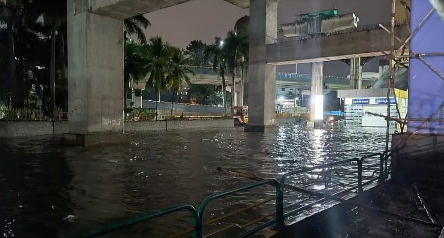 ബെം​ഗളൂരുവിൽ കനത്ത മഴ,പെയ്ത മഴയിൽ ബെംളൂരുവിലെ വിവിധ പ്രദേശങ്ങൾ വെള്ളത്തിലായി.