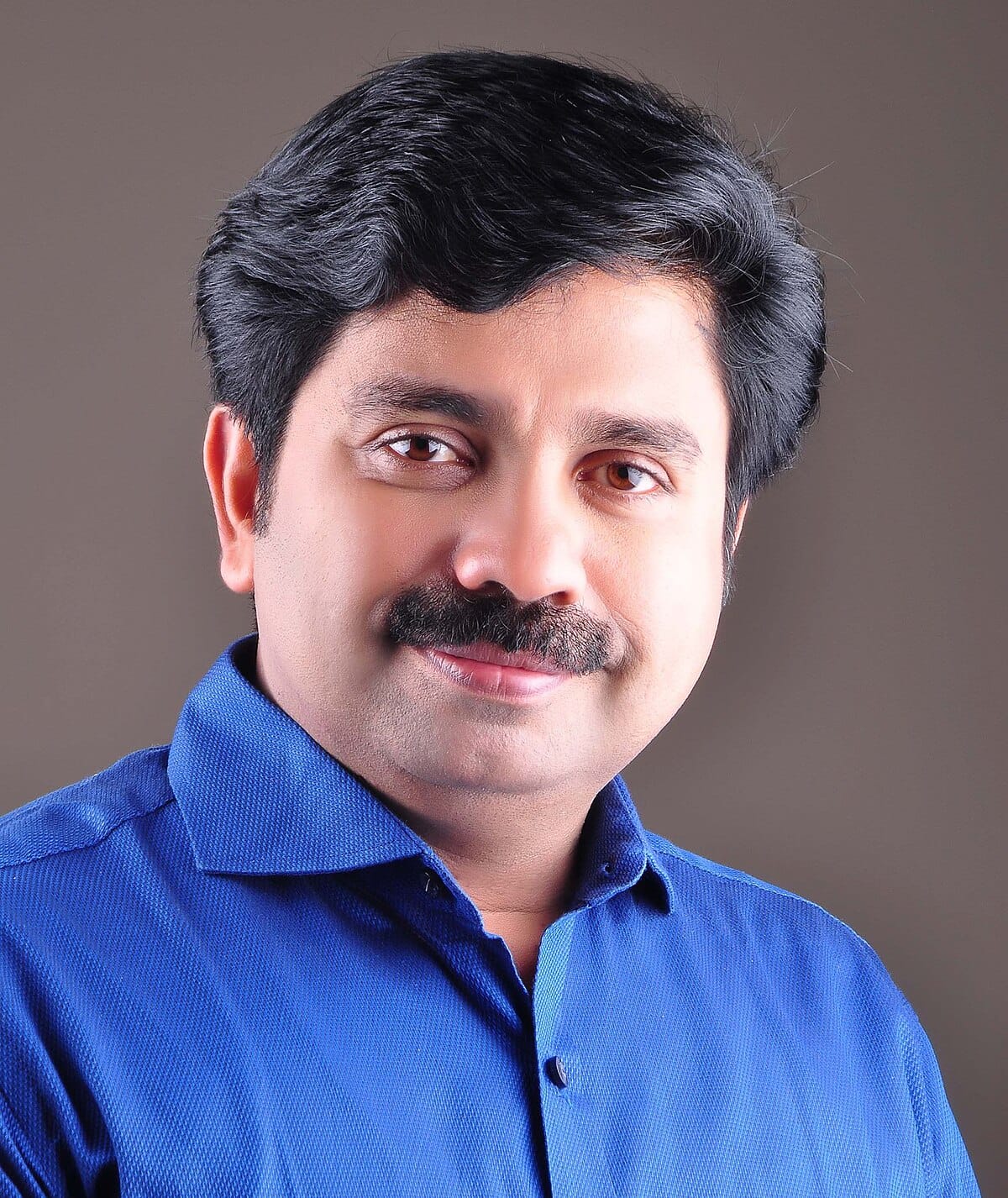 പിതാവ് ആര്യാടൻ മുഹമ്മദിൻ്റെ കബറിടത്തില്‍ പൊട്ടിക്കരഞ്ഞ് നിലമ്പൂർ യുഡിഎഫ് സ്ഥാനാർത്ഥി ആര്യാടൻ ഷൗക്കത്ത്.