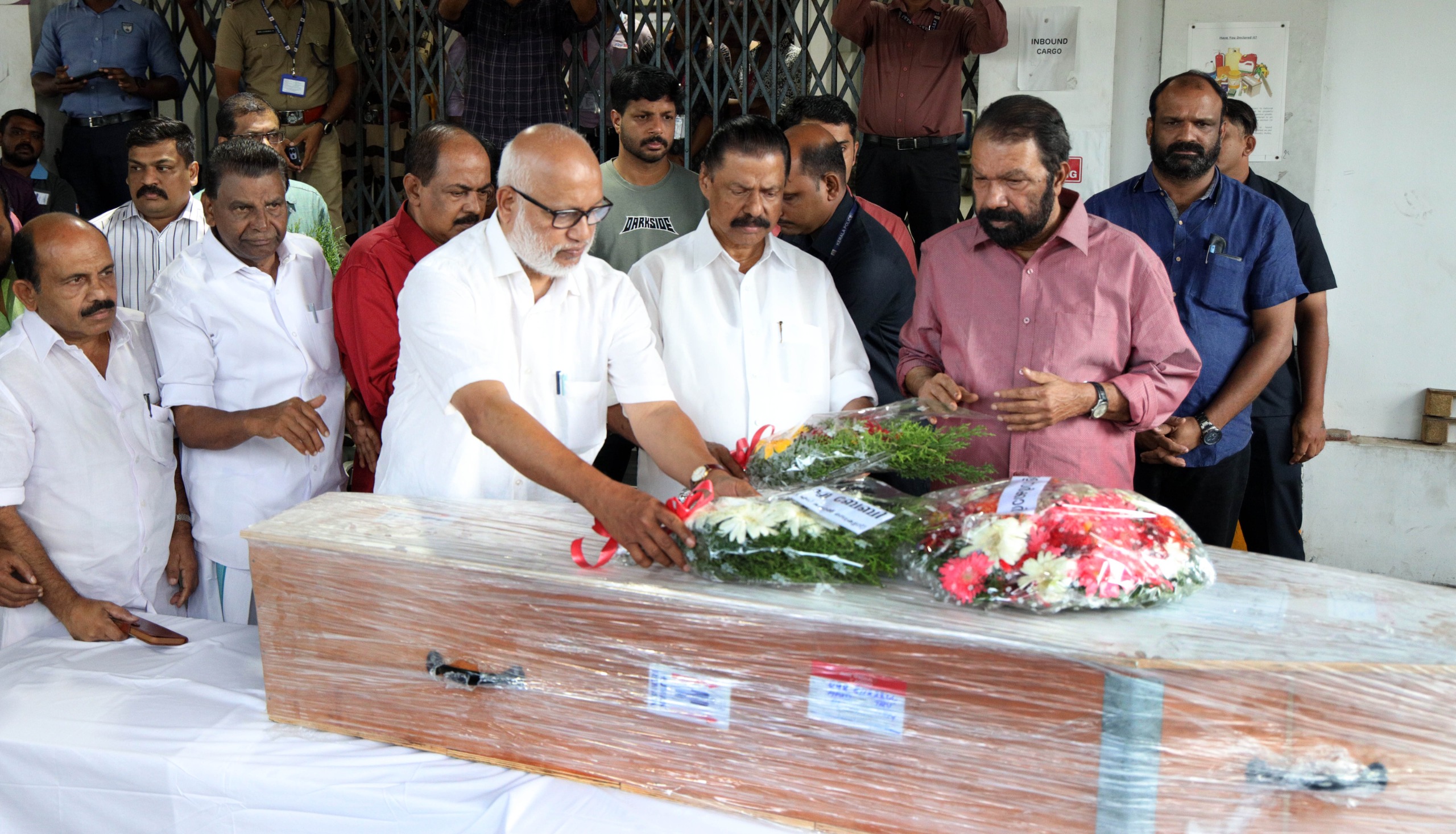 വിമാന അപകടത്തിൽ മരണപ്പെട്ട രഞ്ജിതയ്ക്ക്ആദരാഞ്ജലികൾ അർപ്പിക്കുന്നു
