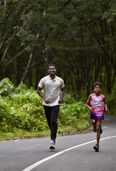 ഞാൻ ഓടി തോൽപ്പിക്കാം എന്റെ സ്കുളിന് അവധി തരുമോ, എല്ലാവർക്കും വേണ്ടിഞാൻ പറയുന്നേ, ഇത് സാമൂഹിക മാധ്യമങ്ങളിൽ വൈറലായി.