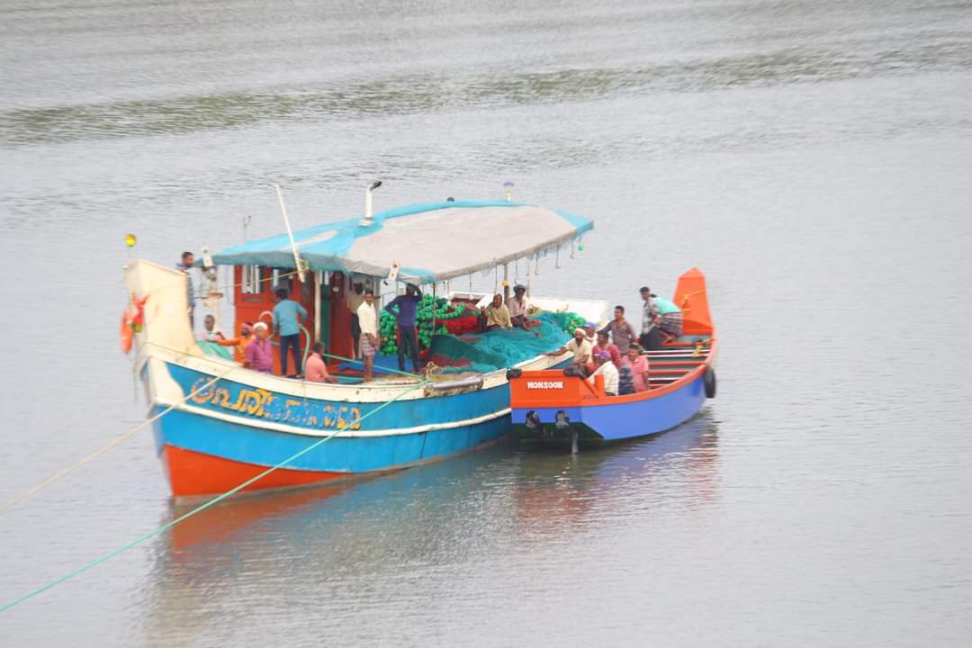 മാലിന്യങ്ങളാൻ സമ്പന്നമായ അഷ്ടമുടി കായൽ