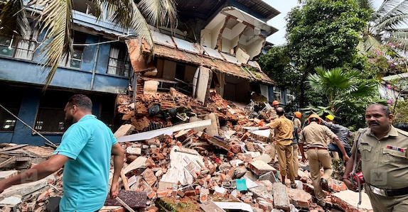 കോട്ടയം മെഡിക്കൽ കോളേജിൽ പഴയ 14 മത്തെ ഓർത്തോ വാർഡിൻ്റെ ബാത്ത്റൂം ഭാഗം ഇടിഞ്ഞുവീണു
