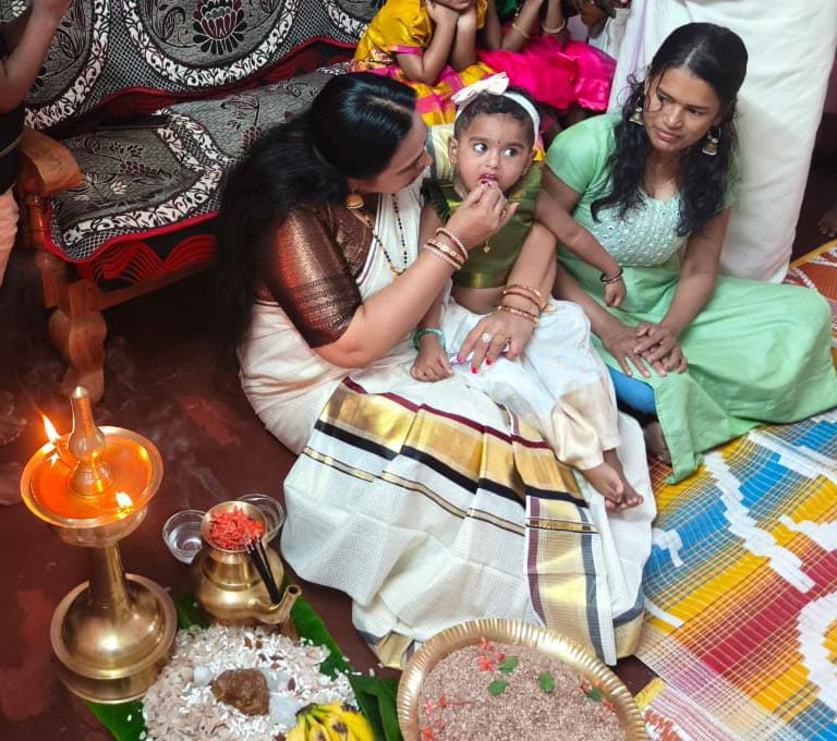 കുരീപ്പുഴ കലാരഞ്ജിനിയുടെ ആഭിമുഖ്യത്തിൽ വിജയദശമി ദിനമായ ഇന്ന് പ്രമുഖ കവയിത്രി എം ആർ ജയഗീത കുരുന്നുകൾക്ക് ആദ്യാക്ഷരം കുറിച്ചു.