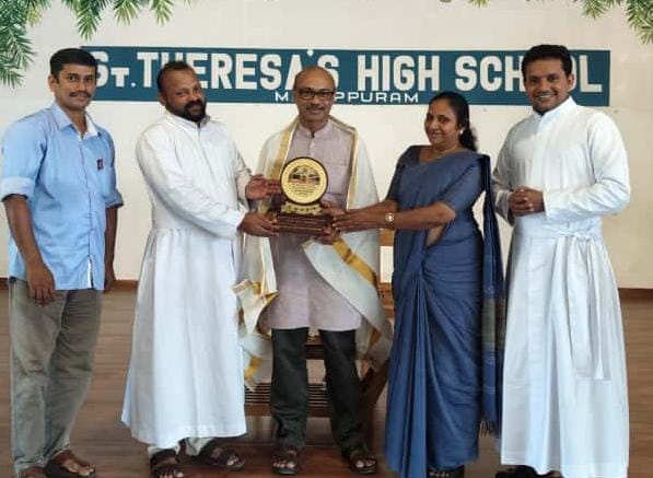 സംസ്കൃത സിനിമയായ “ഏകാകി” യുടെ സംവിധായകൻ ഹരികുമാർ അയ്യമ്പുഴയെ ആദരിച്ചു.
