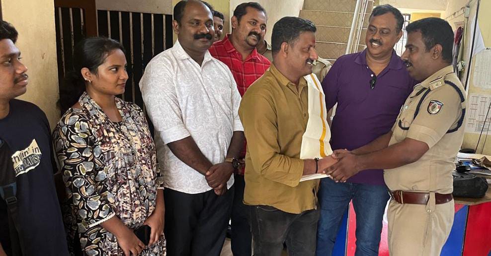 കളഞ്ഞുകിട്ടിയ സ്വർണ്ണഭരണങ്ങൾ അടങ്ങിയ ബാഗ് ഉടമയെ കണ്ടെത്തി തിരിച്ചു നൽകി