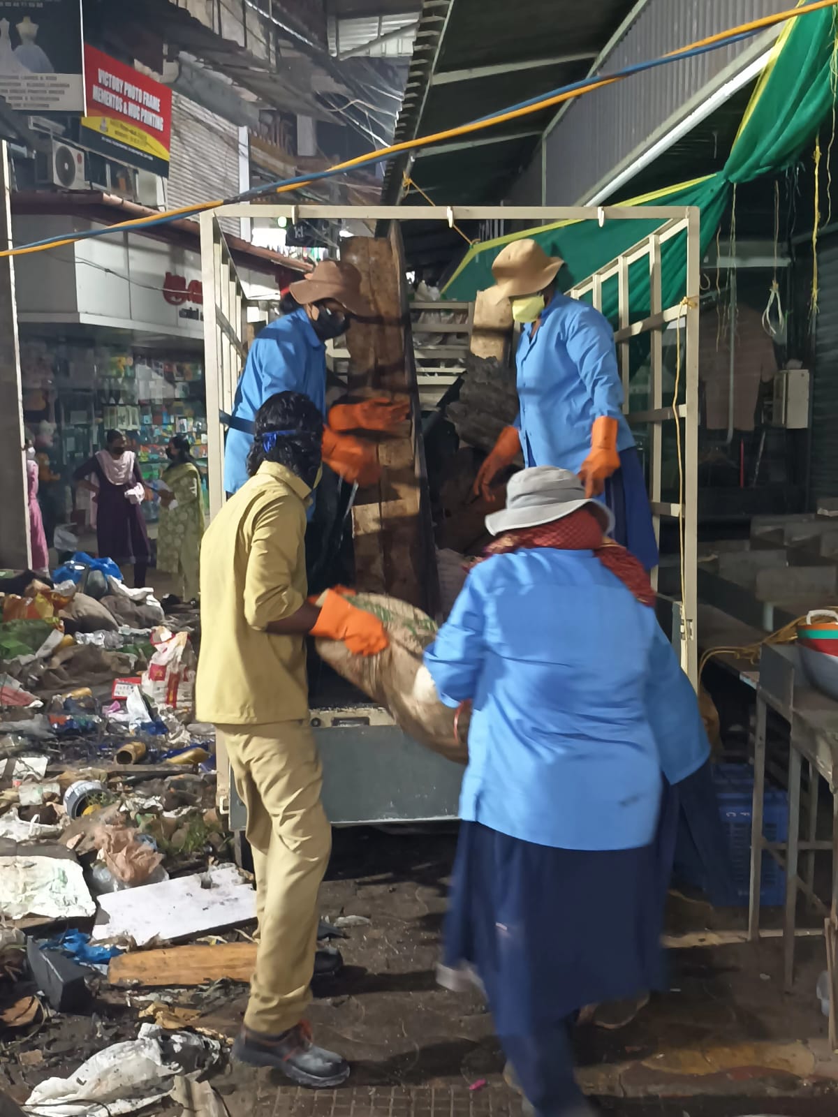 തളിപ്പറമ്പ് നഗരസഭ ബസ്സ് സ്റ്റാൻഡിനു സമീപത്തെ  കെ വി കോംപ്ളക്സിലെ തീപിടുത്തം ഉണ്ടായ കോമ്പൗണ്ടിലെ ജൈവമാലിന്യങ്ങളും, പ്ലാസ്റ്റിക്ക് മാലിന്യങ്ങളും നീക്കം ചെയ്തു തുടങ്ങി.