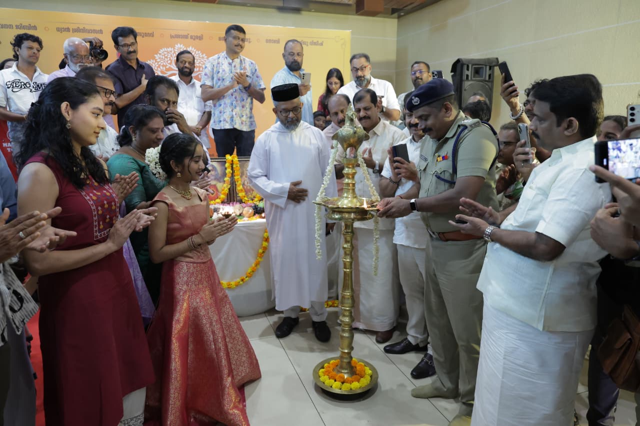 ധ്യാന്‍ ശ്രീനിവാസന്‍, ദേവനന്ദ ജിബിന്‍, മീര വാസുദേവ്, ആതിര പട്ടേല്‍ ഒന്നിക്കുന്നു. സംവിധായകന്‍ രാജേഷ് അമനകര ഒരുക്കുന്ന ‘കല്ല്യാണമരം’ പൂജയും സ്വിച്ച് ഓണ്‍ കര്‍മ്മവും നടന്നു.