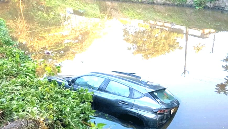 വൈക്കത്ത് ഒറ്റപ്പാലം രജിസ്ട്രേഷനിലുള്ള കാർ വെള്ളത്തിലേക്ക് മറിഞ്ഞു. കാറിലുണ്ടായിരുന്ന ആൾ മരണപ്പെട്ടു.