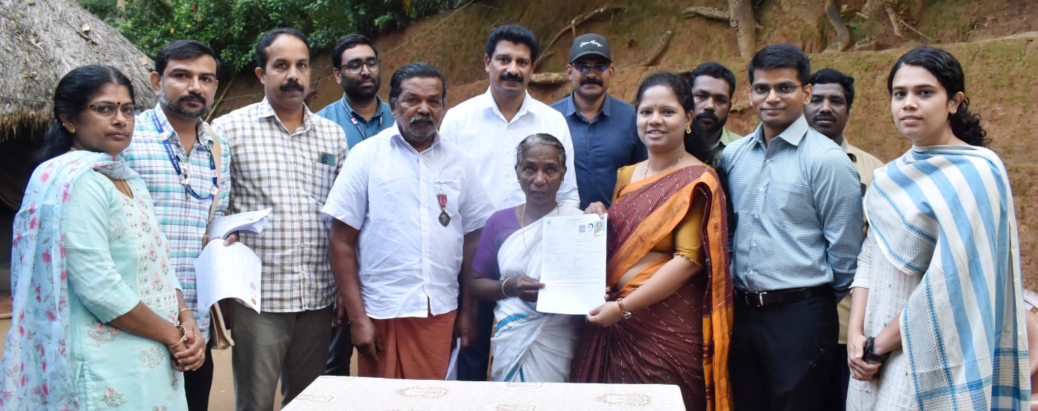 വോട്ടര്‍ പട്ടിക പരിഷ്‌കരണoജില്ലാ കളക്ടര്‍ ഡി.ആര്‍ മേഘശ്രീവിതരണോദ്ഘാടനം നിര്‍വഹിച്ചു.