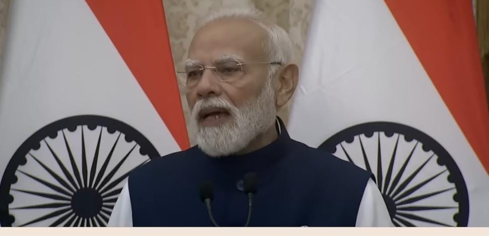 ഭൂട്ടാനിലേക്ക് രണ്ട് ദിവസത്തെ സന്ദർശനത്തിനെത്തിയ പ്രധാനമന്ത്രി ഡൽഹിയിൽ വിമാനമിറങ്ങിയ ശേഷം നേരെ എൽഎൻജെപി ആശുപത്രിയിലേക്ക്