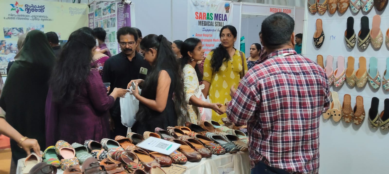 ചില്ലിബാത് മുതൽ മോച്ചി വരെ“:സരസ് മേളയിൽ പാദരക്ഷകളുടെ വർണ്ണവിസ്മയം