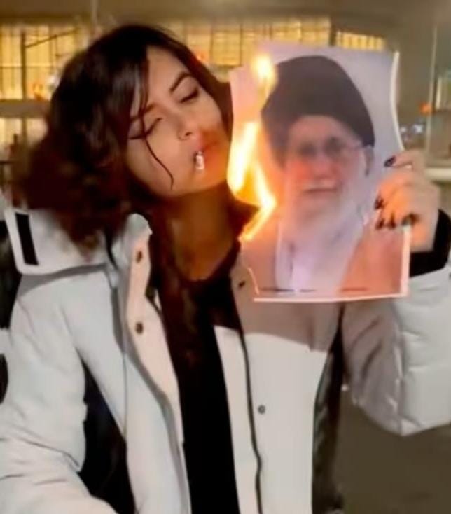 ഇറാനിലെ പ്രതിഷേധങ്ങൾക്കിടെ ഒരു ചിത്രം സമൂഹ മാദ്ധ്യമങ്ങളിൽ വൈറലായി.