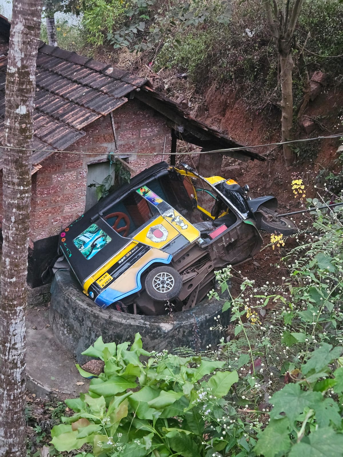 ഓടി കൊണ്ടിരുന്ന ഓട്ടോറിക്ഷ  നിയന്ത്രണം വിട്ട് കിണറ്റിലേക്ക് മറിഞ്ഞു  ഡ്രൈവർക്ക് പരിക്ക്