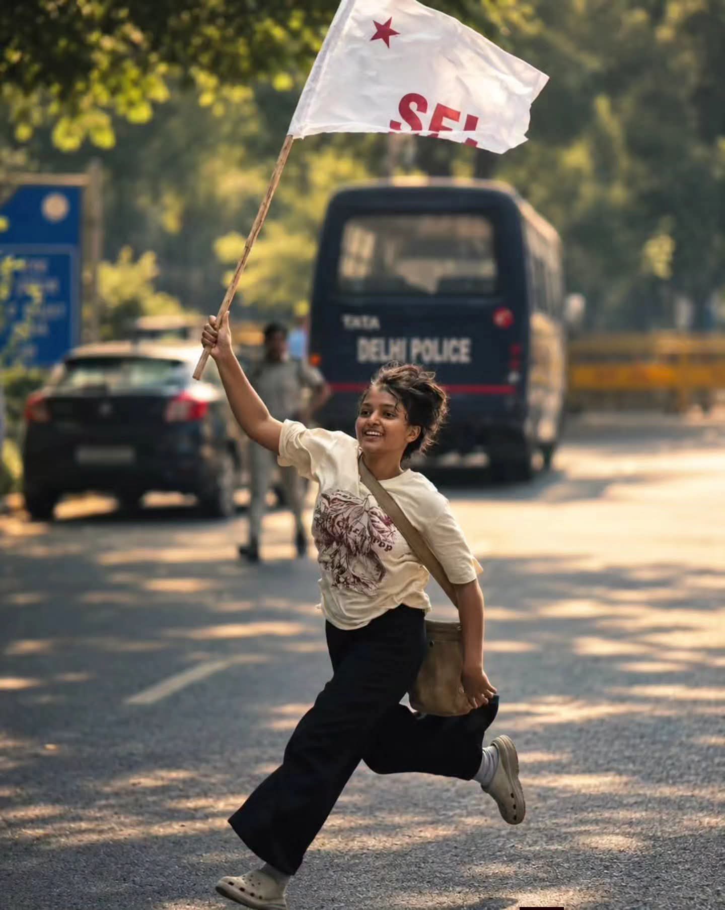 SFI പതാകയുമായി മുന്നോട്ടു കുതിക്കുന്ന ആ മിടുക്കി ഡൽഹി മഹാത്മാ ഹൻസ് കോളേജിൽ രണ്ടാം വർഷ വിദ്യാർത്ഥിയാണ്, മലയാളിയാണ്.