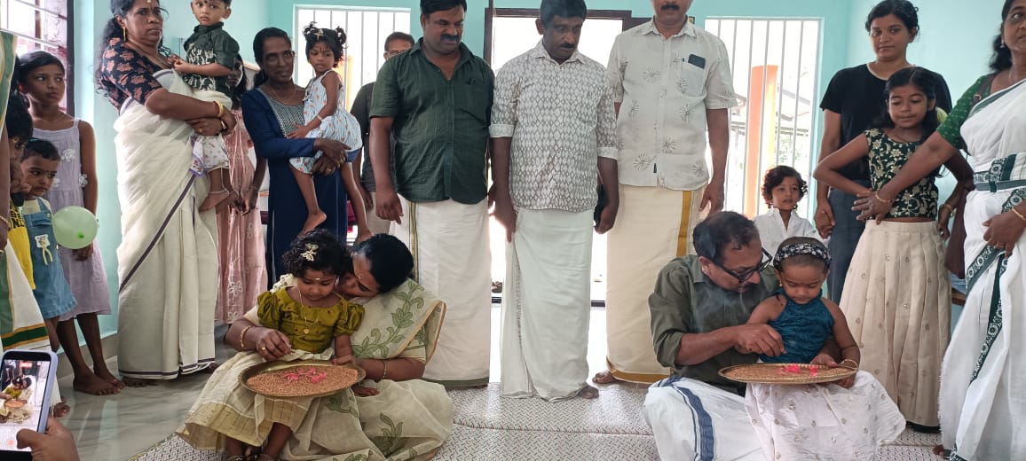 ഇന്നു വിജയദശമി. അക്ഷരങ്ങളുടെ ലോകത്തേക്ക് പ്രവേശിക്കുന്ന ആയിരകണക്കിന് കുരുന്നുകള്‍ക്ക്ഓൺലൈൻ ന്യൂസ്12 ഇന്ത്യ മലയാളത്തിൻ്റെ വിജയദശമി ആശംസകൾ.