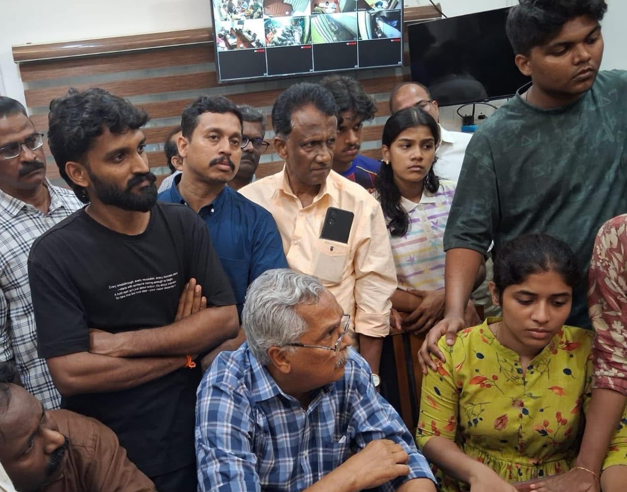 നീതിക്കായുള്ള പോരാട്ടത്തിൽ കുടുംബത്തോടൊപ്പംബിനോയ് വിശ്വം.