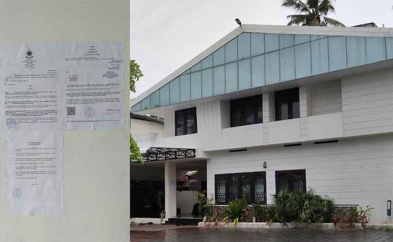 പിണറായിയുടെ വീട്ടിൽ വീണ്ടും ഇ.ഡി; സമൻസ് ചുമരിൽ പതിപ്പിച്ചു; വെള്ളിയാഴ്ച ഹാജരാകണം
